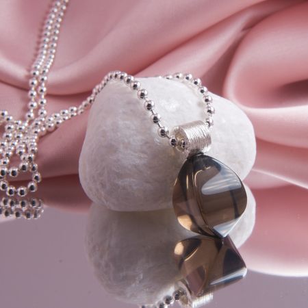 Rauchquarz Pendel Anhänger mit Design Öse aus Silber, Nahaufnahme.